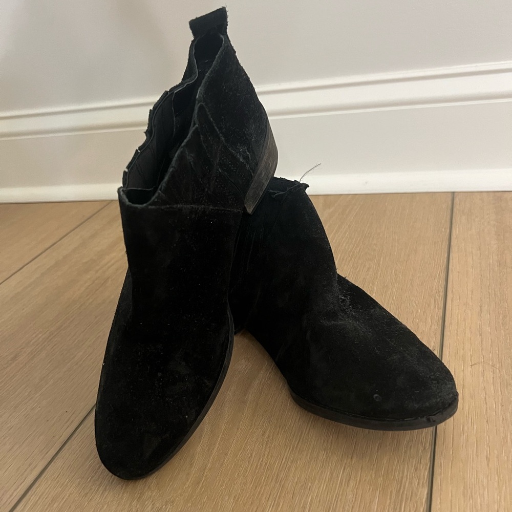 Coconut by Matisse black ankle booties! Velvet texture with small heel